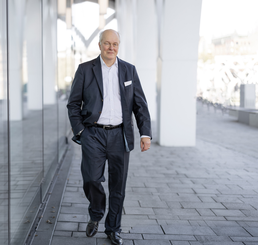 Henning v. Gersdorff geht auf den Betrachter zu